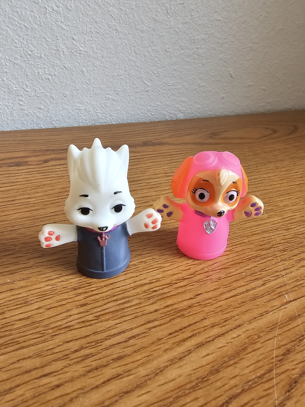 4/$10 Paw Patrol 2 Finger Puppets Skye & Sweetie